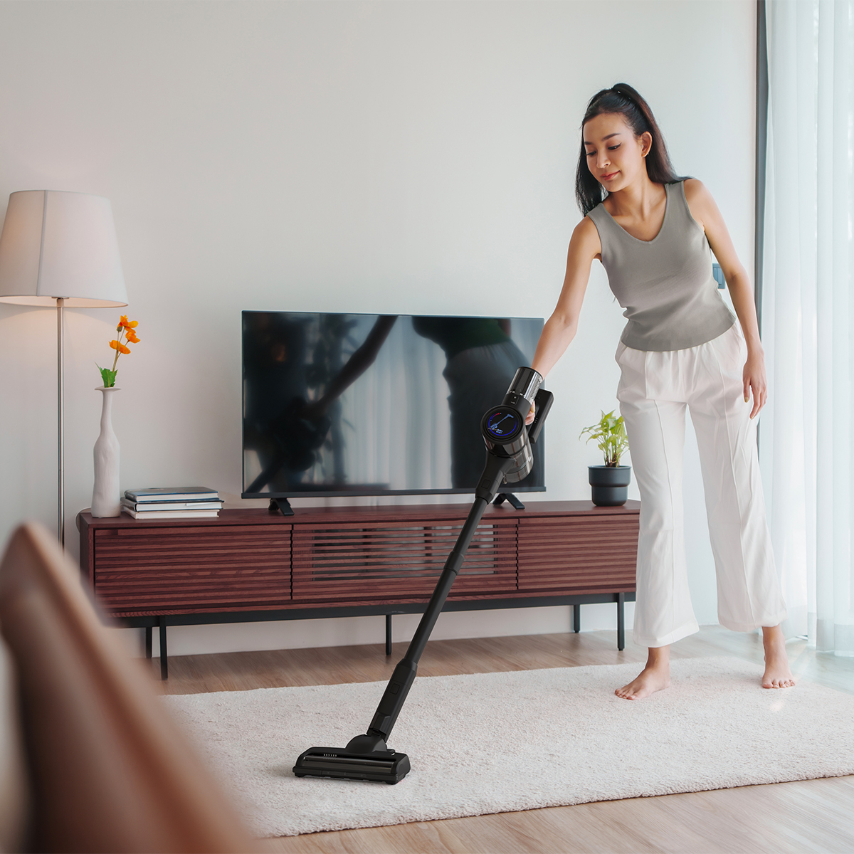 Lamp, Schoonmaak, Persoon, Pyjama, Interieurontwerp